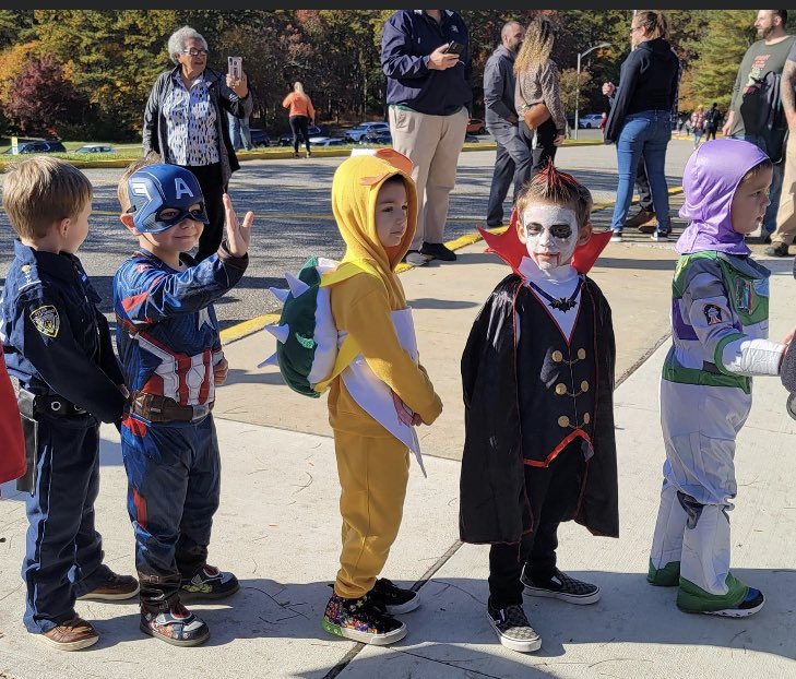 MrsSmuda's tweet photo. Parades, pumpkins, treats and smiles…a perfect Preschool Halloween! #BarnegatInspires #DunfeeDragons @LMDS_preschool https://t.co/fQqToTIuzW