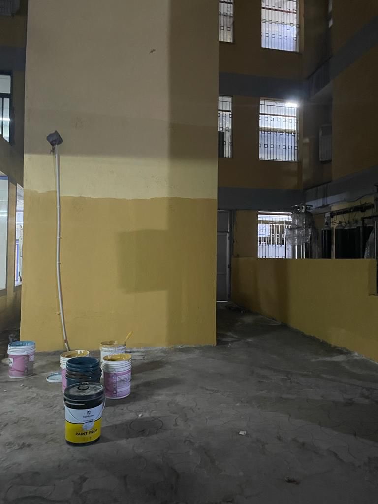 ysathishreddy's tweet photo. 150 people including 47 kids died in #MobriBridgeCollapse but hospital is now busy getting decorated &amp; renovated for PM Modi’s visit! 

Decades of dirt is being covered temporarily overnight 👇 https://t.co/oSTLXmYwFQ