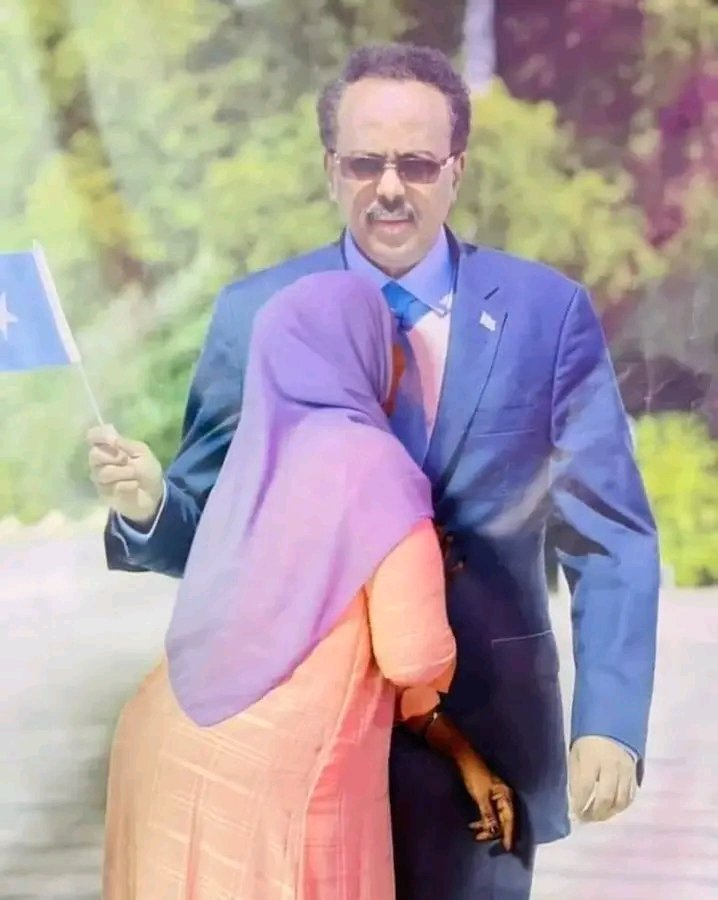 SundusCali1's tweet photo. Kuwan af jawan layow ga ah bawaxay kubarortan @m maxamed cabdulaahi farmaajo&amp;shacabka adunka daraf yadisa kukala nol intey isku barten ilahayba sharafka bixiya qaracan udhinta damutugsi https://t.co/vu5ZJOwg6M