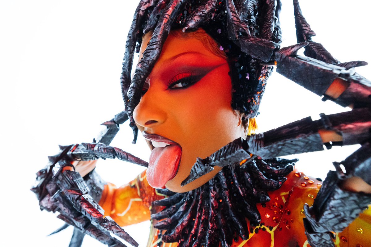 theestallion's tweet image. Thee glam 🔥😍🎃