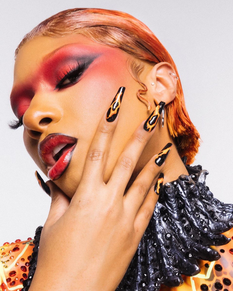 theestallion's tweet image. Thee glam 🔥😍🎃