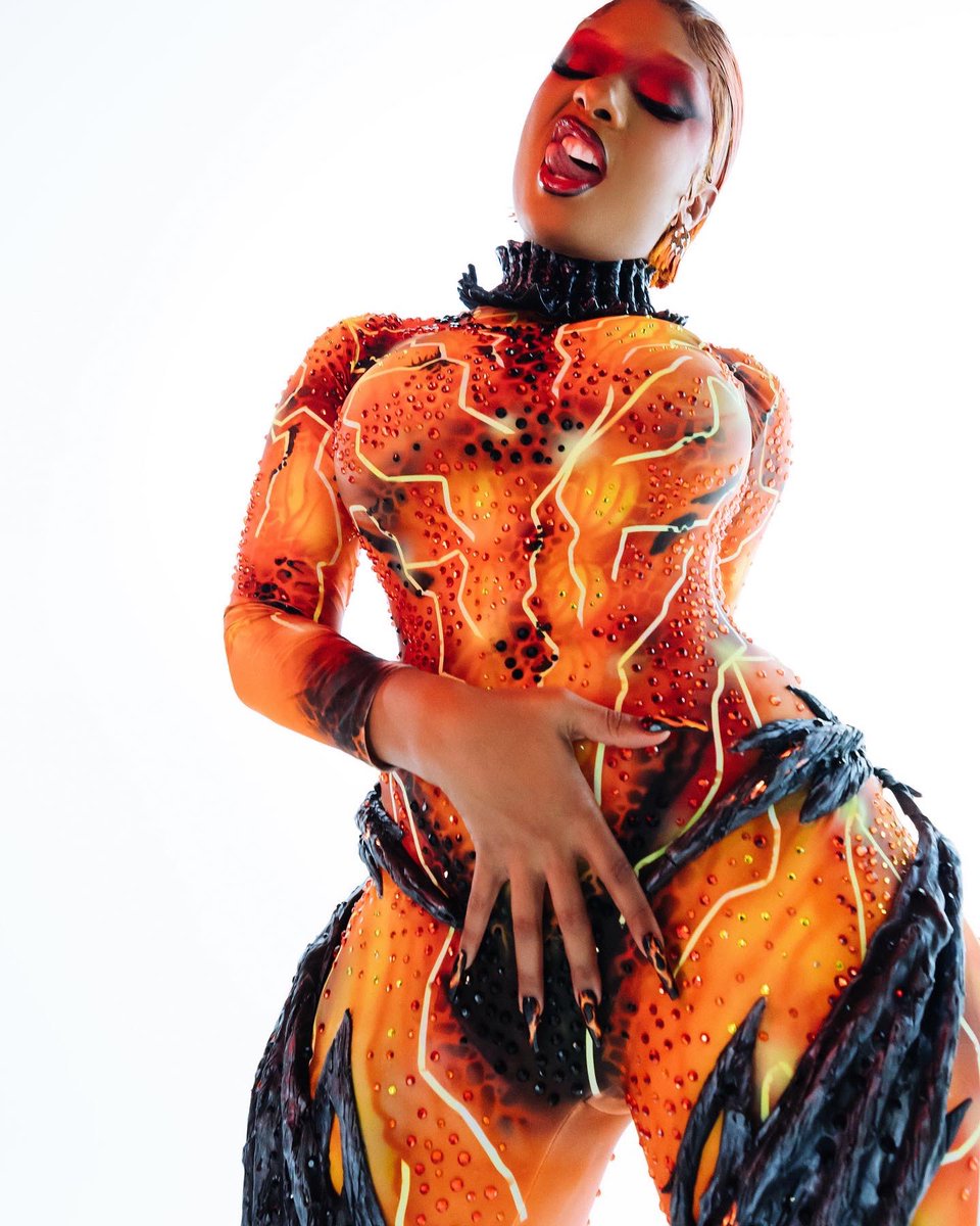 theestallion's tweet image. Thee glam 🔥😍🎃