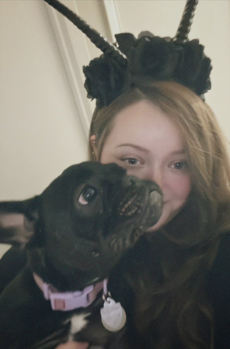 hope everyone is having a great halloween 👻💕