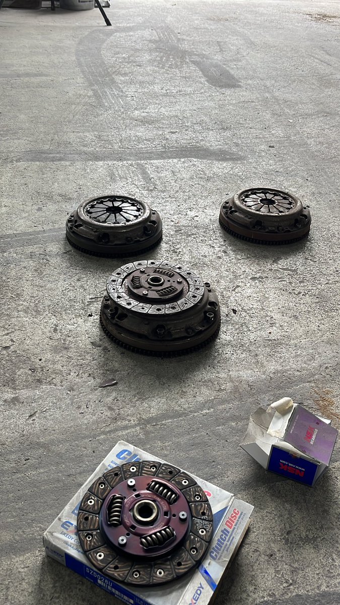 Garagebubu's tweet photo. セーさん？
クラッチの匂いするって言うからおろしたけど、ギンギンやん！
とりあえずストックの新品にはしておきます。
＃アルト
#耐久 https://t.co/LGNJ2e1MpG