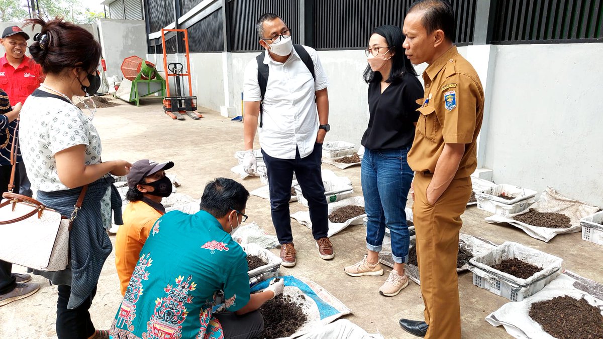 SNVIndonesia's tweet image. Proper processing can turn faecal sludge into something valuable while reducing #methaneemission. Together w/ the #faecalsludgetreatmentplant operator in Metro, we use #vermicomposting to convert #faecalsludge into organic compost &amp;amp; contributes to #climatechangeadaptation efforts