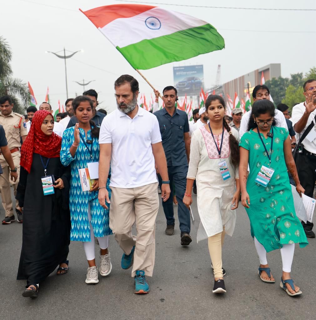 On Day 55 of #BharatJodoYatra mother of Rohith Venula joined the yatra among others with Congress leader Rahul Gandhi in Telangana. @TheNewIndian_in