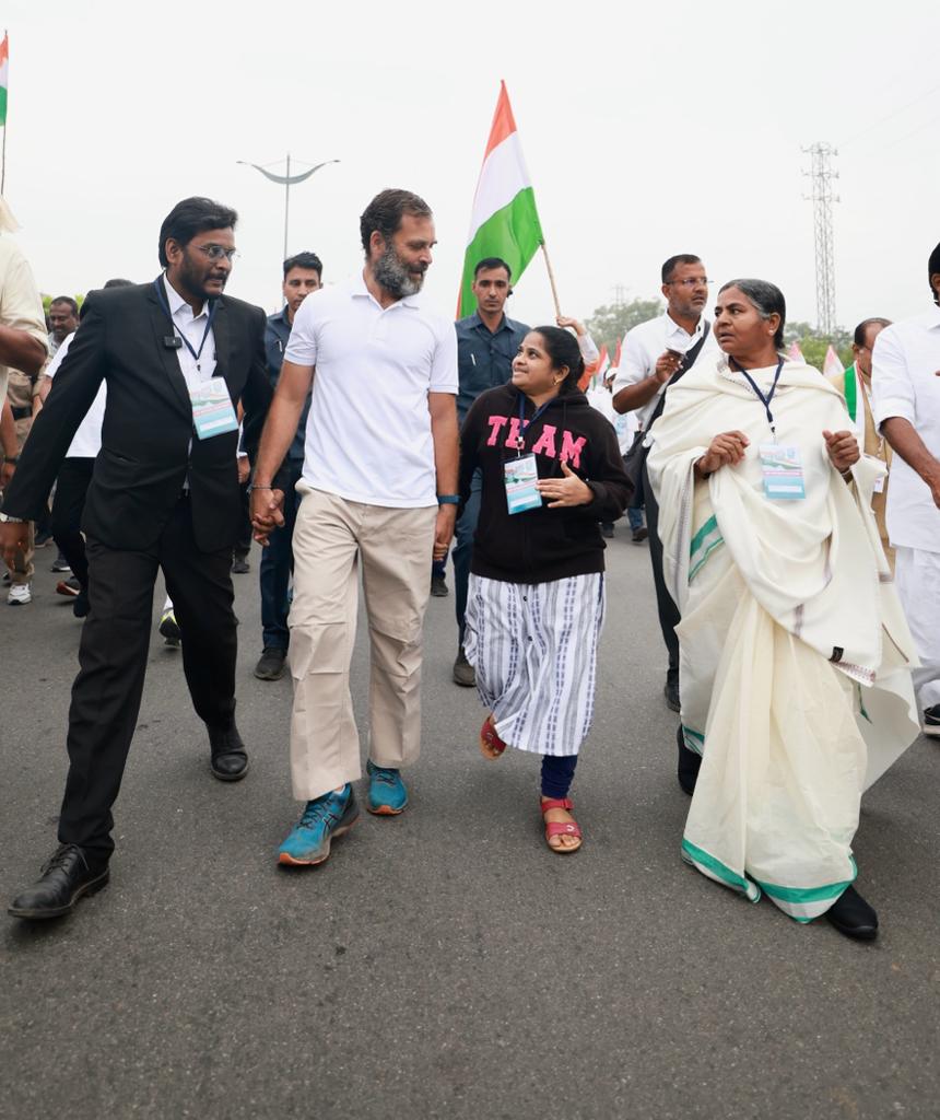srinivasiyc's tweet photo. रोहित वेमुला की मां के साथ राहुल गांधी...🤗 https://t.co/SruLbtCduI