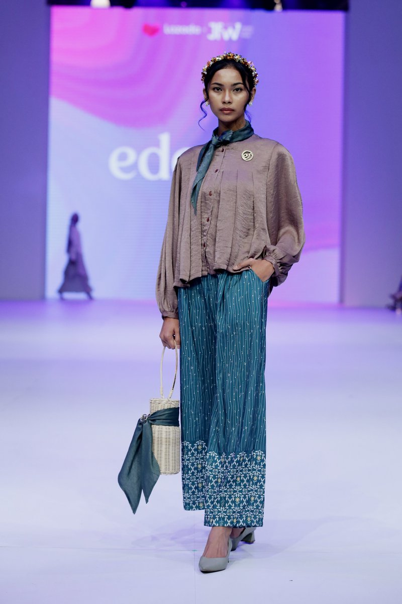 Lazada presents "Fashion of The Next Normal" 

#Lazada x #JFW2023 #FashionofTheNextNormal

What ‘the next normal’ is according to modest wear and ready to wear brands Heaven Lights, Maima, Ederra, and Nuc.id, told in the form of comfortably chic daily apparels.