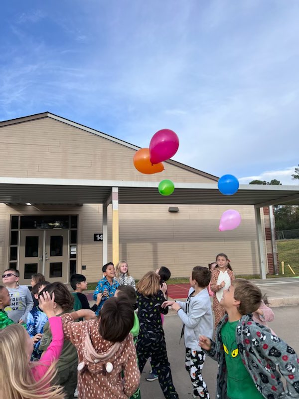 lincolnmisd's tweet photo. These third graders were bursting with fun today, as they learned about gravity with balloons. #gamechagers @MontgomeryISD https://t.co/VNatbBfgMh