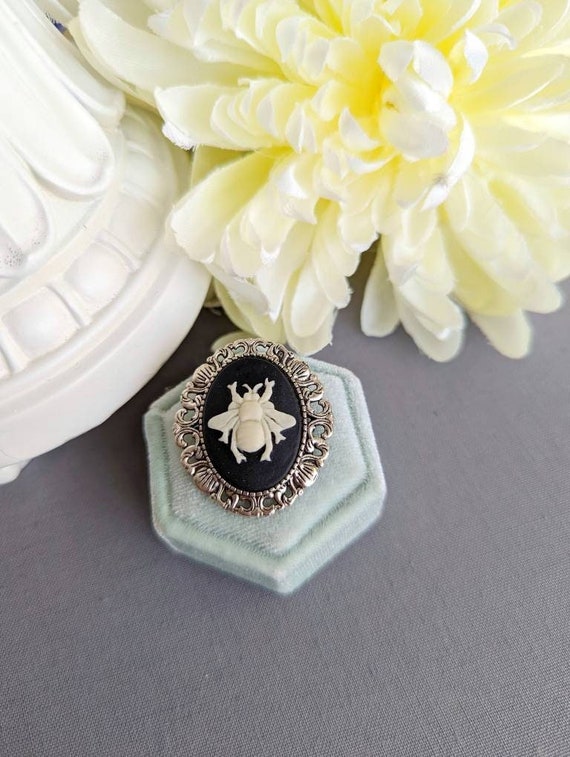 PapillionEra's tweet photo. Bee brooch, Bee pin, Bee cameo brooch, gothic https://t.co/YQea1TWkUd #beebrooch #beepin #beecameobrooch #bumblebeejewelry #naturelovergift @etsymktgtool https://t.co/kuLYMTXV9g