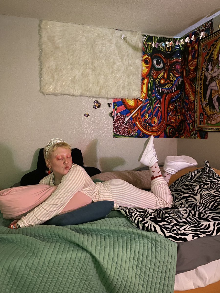 yearnoclock's tweet image. pillow princess byeee