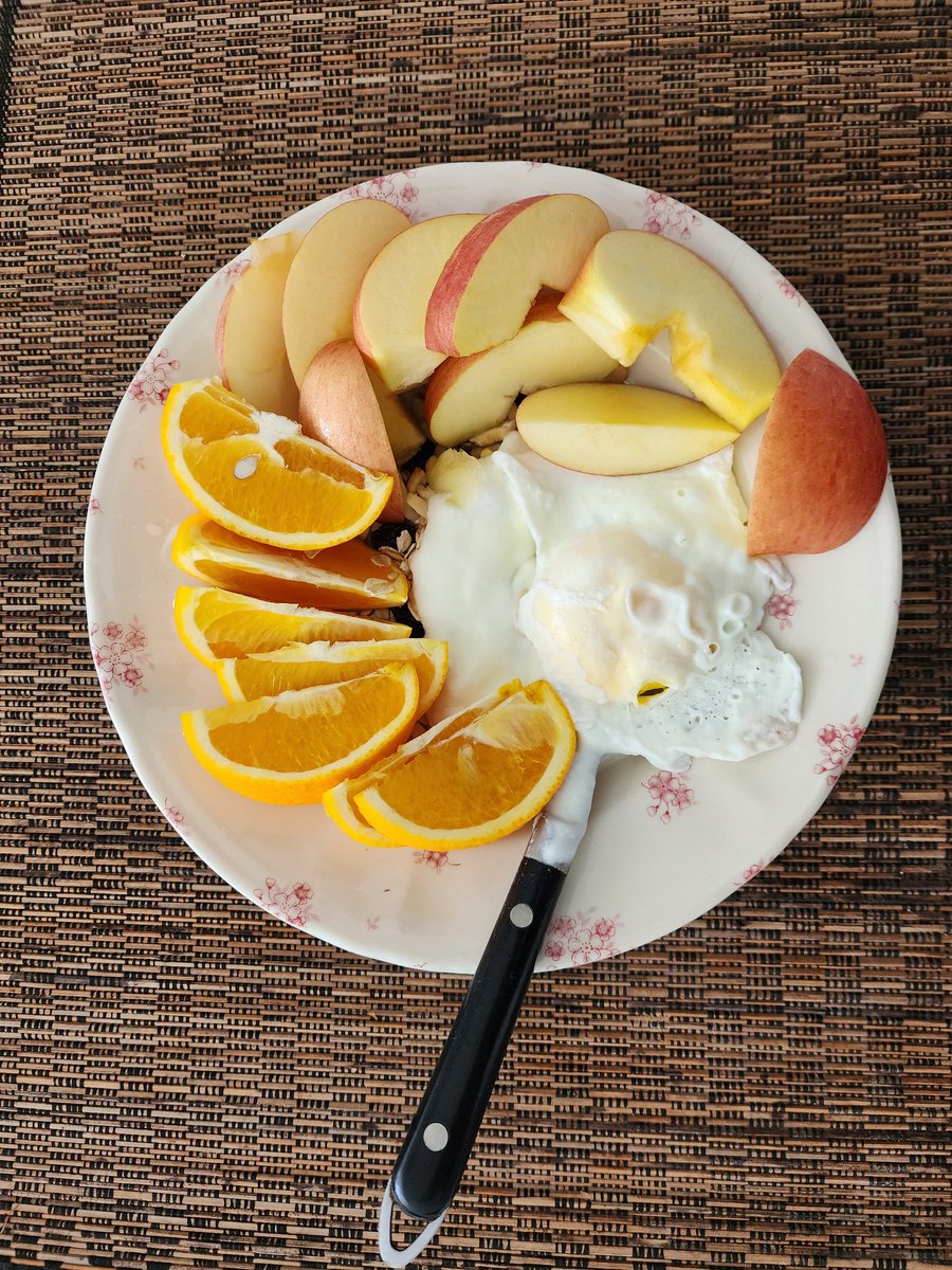 kluxter11's tweet photo. 1 egg
1 apple 
1 orange 
1 spoon yogurt 
50g rolled oats 
1 spoon cashew 
1 spoon raisin 

#01/09/22
#roadto75 https://t.co/oe3UV7bFJH