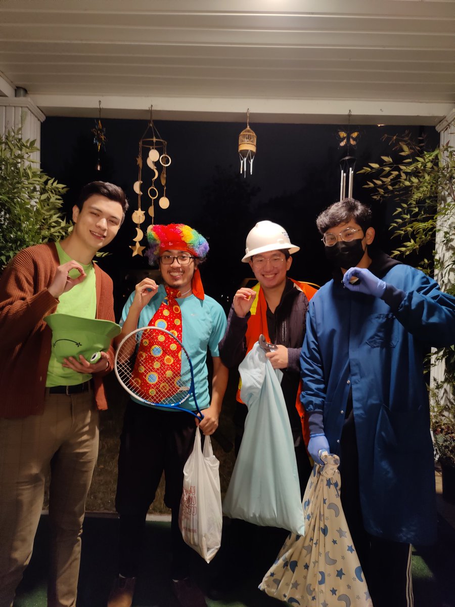 SteakUnderCouch's tweet photo. Othello gang goes trick or treating #OthelloGang https://t.co/p5mjtBdjz5
