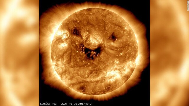 ライブドアニュース A Twitter Nasa まるでハロウィーンのカボチャ 笑う 太陽の写真撮影 T Co I5agawzhaw Nasaによると 顔のような模様を作り出しているのはコロナホールと呼ばれる部分で 太陽の画像を紫外線や特定の種類のx線でとらえた際に黒い斑点 ライブドアニュース A Twitter Nasa まるでハロウィーンのカボチャ 笑う 太陽の写真撮影 T Co I5agawzhaw Nasaによると 顔のような模様を作り出しているのはコロナホールと呼ばれる部分で 太陽の画像を紫外線や特定の種類のx線でとらえた際に黒い斑点