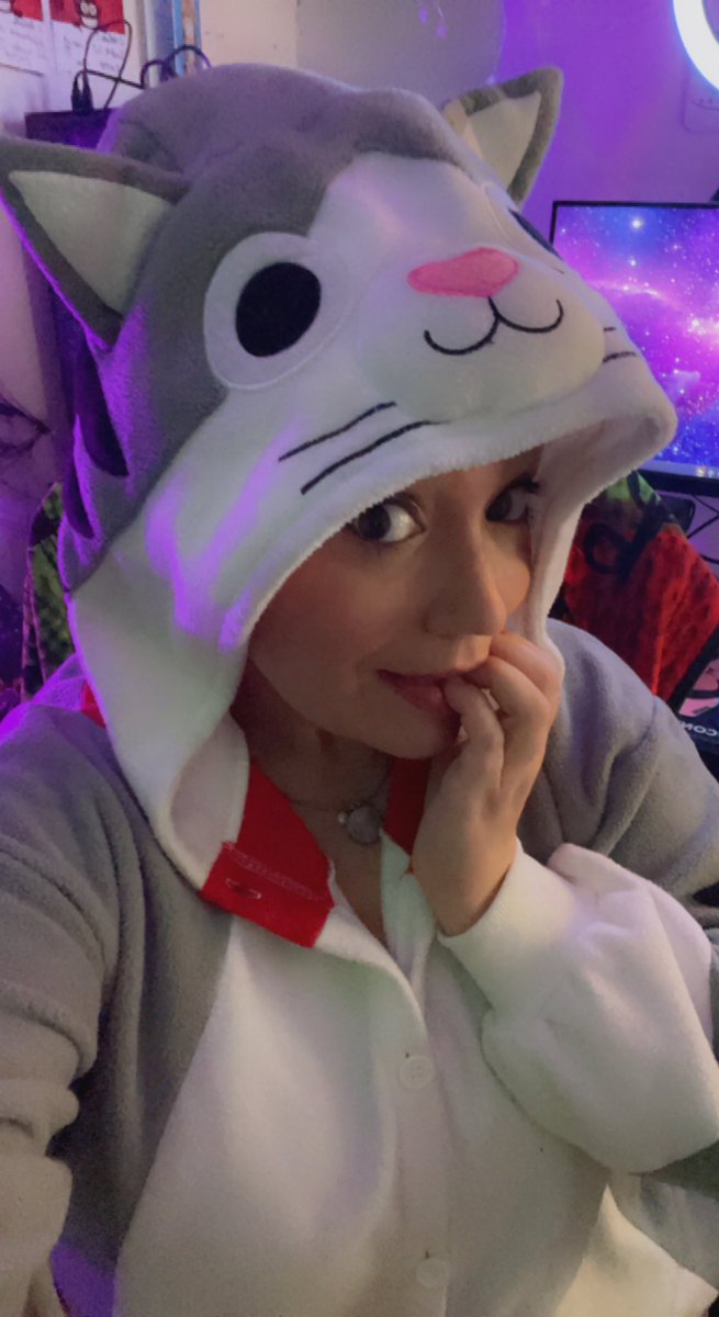 Hey! I’m live, dressed as a scaredy cat! Could it be because this is my FIRST TIME PLAYING DBD ON PC and I will have DIXPER ACTIVATED?! Yes. What costumes have you seen? What candy did you hand out? Tell me everything!! twitch.tv/chelsita410