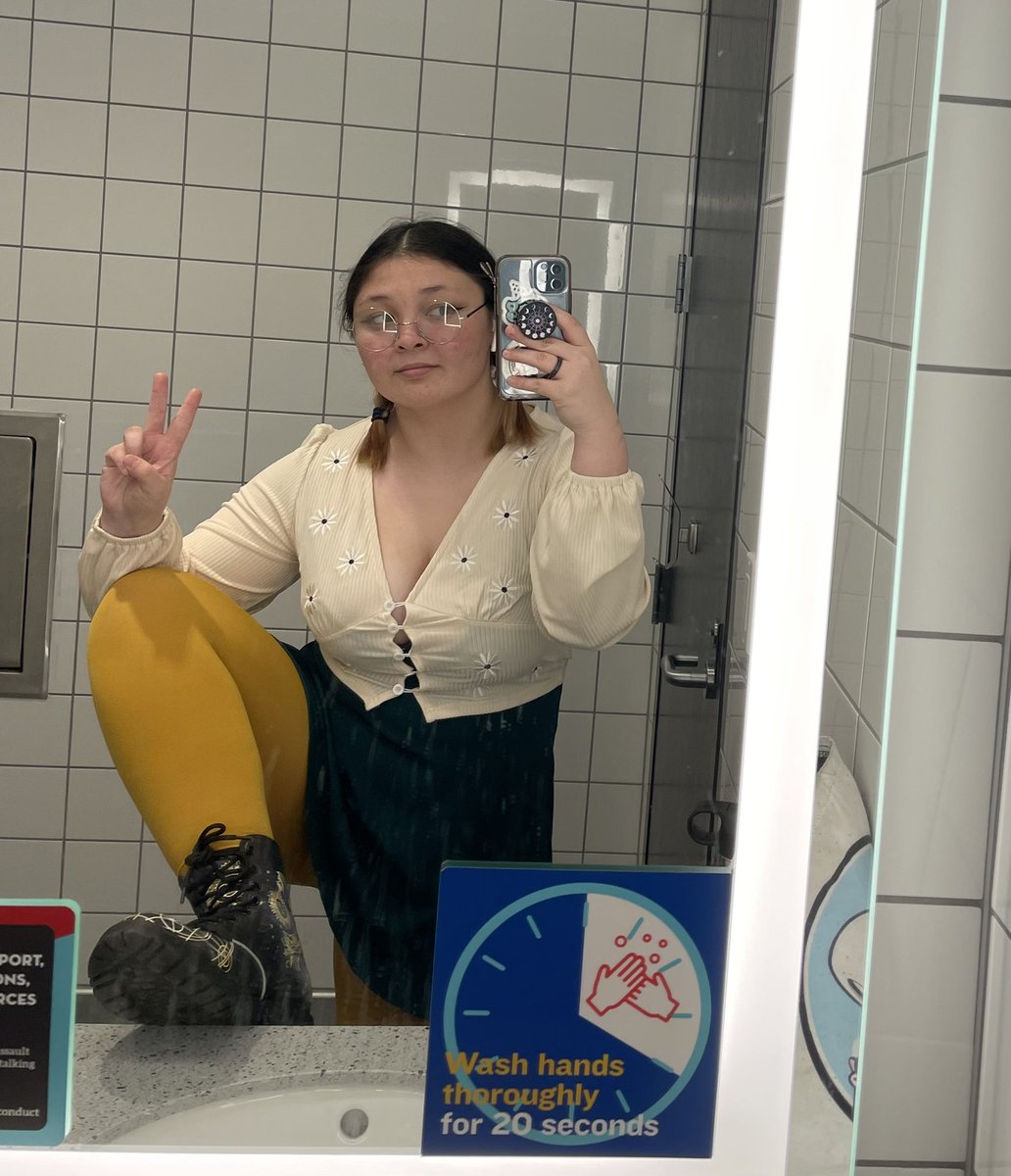 LIchee28's tweet photo. #huntlow COUPLES COSTUME BUT MAKE IT LDR (i decided to do my outfit from the special :3) https://t.co/GNlaBl1nDX