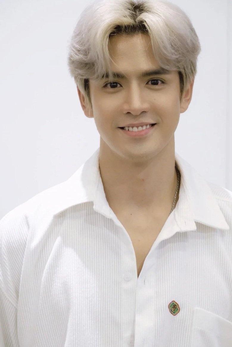 deer_meliss's tweet photo. 大少的颜值真的好好磕哦！剧外也好活泼，完全不像剧里，演技感人😘
#ToSirWithLove #FilmThanapat #深宅绅士 #断袖少爷 https://t.co/dODIlI33wv