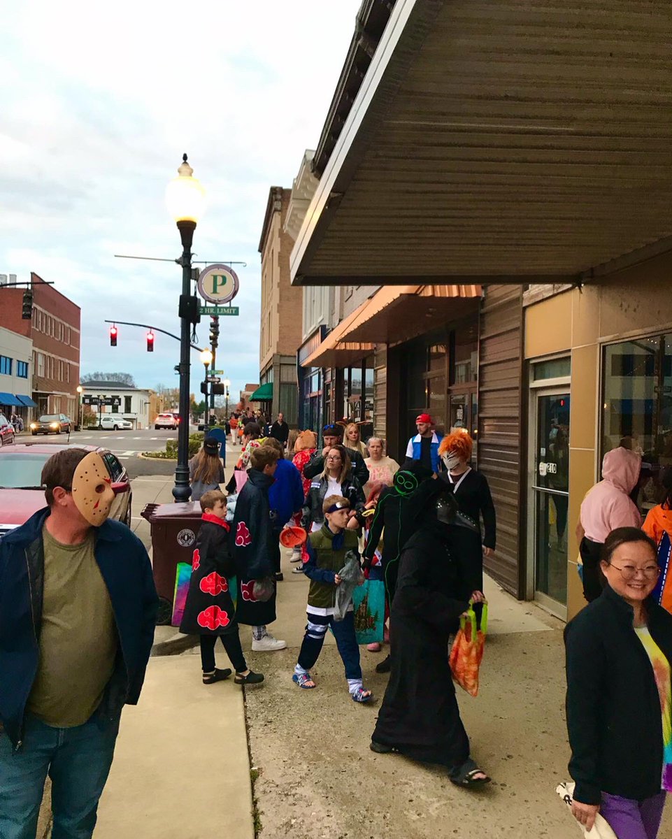 Belles2Badasses's tweet photo. Halloween downtown was so fun! #seemyset #southernvines #southernvineswinesalon #somerset #kentucky https://t.co/wpccf6RMmu