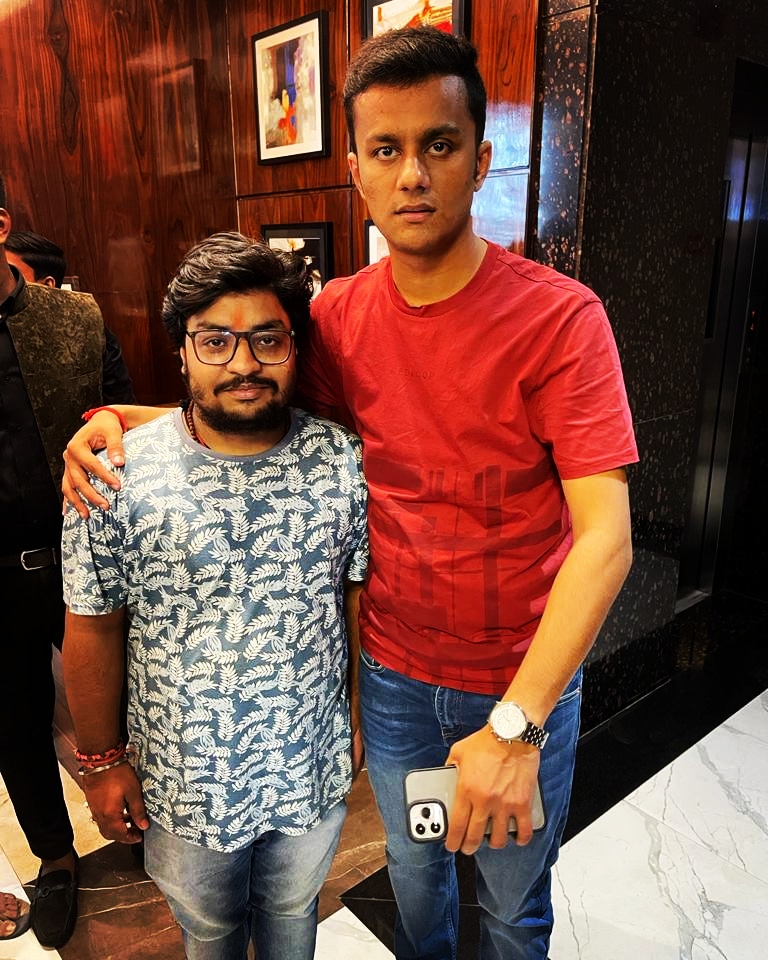 Kinjalk7's tweet photo. what a amazing man
inspiration of many youth @Prafull_mbachai 
i am glad to see and click the picture with him 💛#mbachaiwala https://t.co/aNdKqJLKby