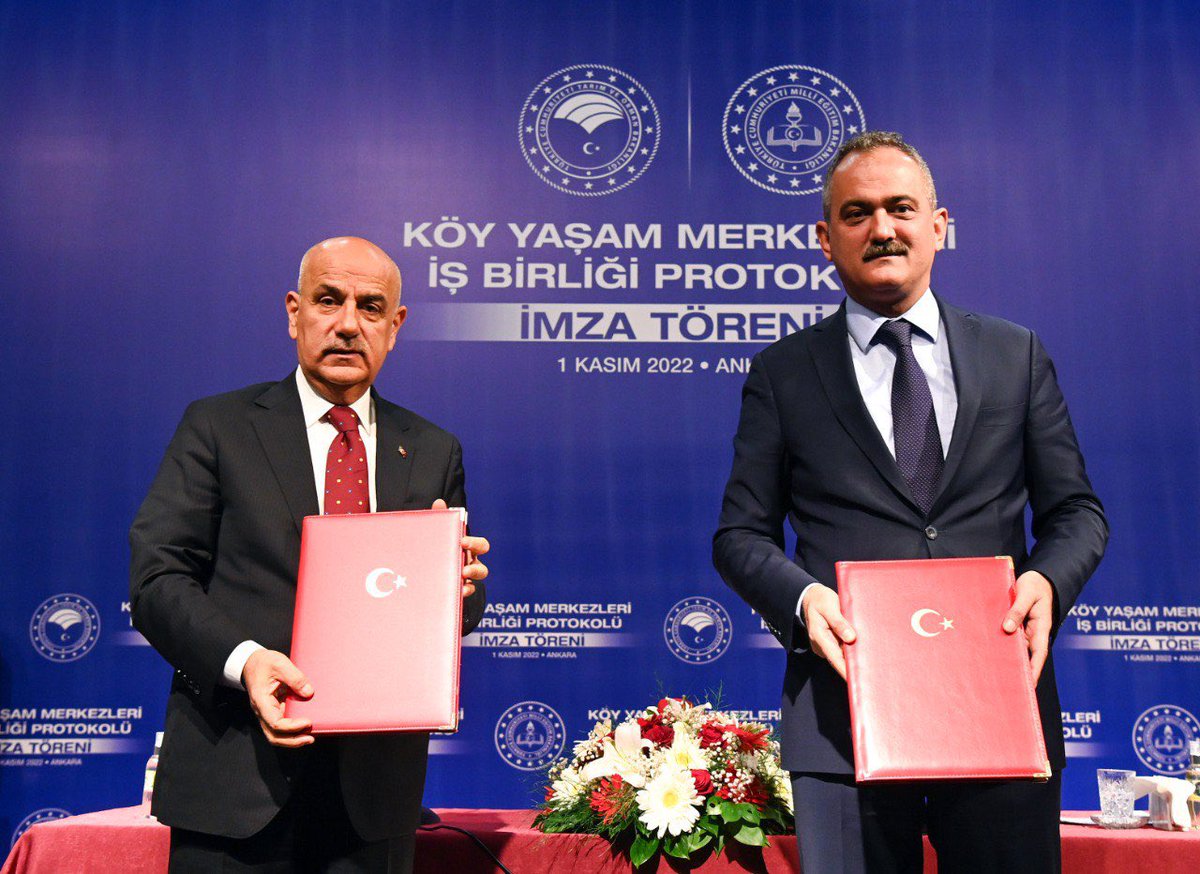 VahitKirisci's tweet photo. Bakanlığımız ve Millî Eğitim Bakanlığı arasında imzalamış olduğumuz “Köy Yaşam Merkezleri İş Birliği Protokolü” hayırlı olsun.

Kırsalın, gençlerimiz ve kadınlarımız açısından cazip hale getirilmesi, geleceğimize yönelik beşeri sermayemize güçlü bir dinamizm kazandıracaktır. https://t.co/i26ly7COCp