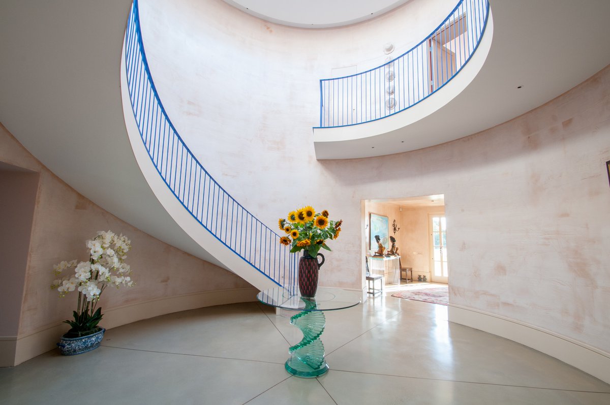 rmouldingandco's tweet photo. How’s this for an elegant entrance?
It is in a snail-shaped house we built a few years ago in Dorset.🐌💛

#interiortuesday #entrances #hallwaylove #canterlevered #staircase #mouldingthebuilder #rmouldingandco #newbuild #contemporary #interior #design #architecture https://t.co/zJb5gCxhc7