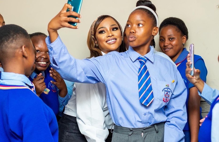 All_Inn_Mngmt's tweet photo. @Omuhle_Gela visited Katlehong Technical Secondary School in her hometown Katlehong to donate sanitary pads and also give a motivational talk to the learners to empower them and set the right tone for the exams. 

All the best to the learners for the exams 💫

#givingback https://t.co/CTl8LdfuRV