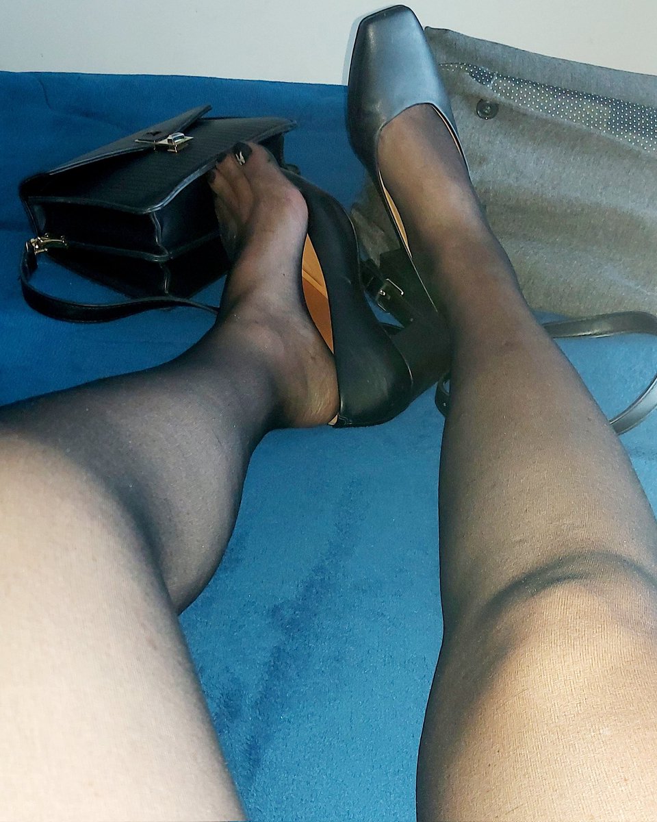 rainhagilfeet's tweet photo. Pós festa!! 
 👣🦶39
#PesadillaDebate8 #feet #rainha #queen #fetish #fetiche #feticheporpés #sola #pósfesta  #podolatriabrasileira #podolatria #meiafina #meiasdenylon #meias 
Insta: @rainhagil.feet @rainhagil_quirofilia 
Face: Gil Rainhafeet https://t.co/ELC6CXUbQO