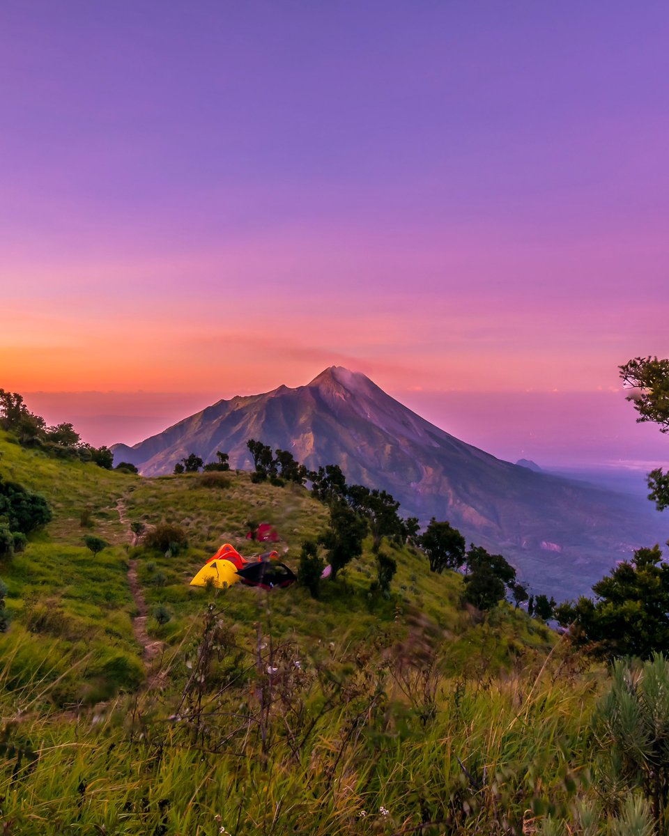 nov235711's tweet photo. Secuil keindahan panorama dari gunung #Merbabu via jalur pendakian resmi dusun #Suwanting
.
.
#merapi #sumbing #sindoro #prau #andong semua lengkap terlihat dari pos 3; tempat berkemah terakhir sebelum puncak https://t.co/9KAjHRQBjJ