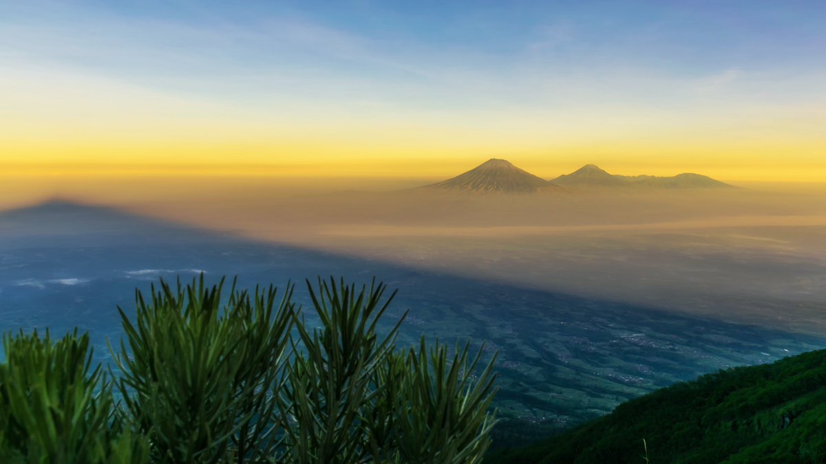 nov235711's tweet photo. Secuil keindahan panorama dari gunung #Merbabu via jalur pendakian resmi dusun #Suwanting
.
.
#merapi #sumbing #sindoro #prau #andong semua lengkap terlihat dari pos 3; tempat berkemah terakhir sebelum puncak https://t.co/9KAjHRQBjJ