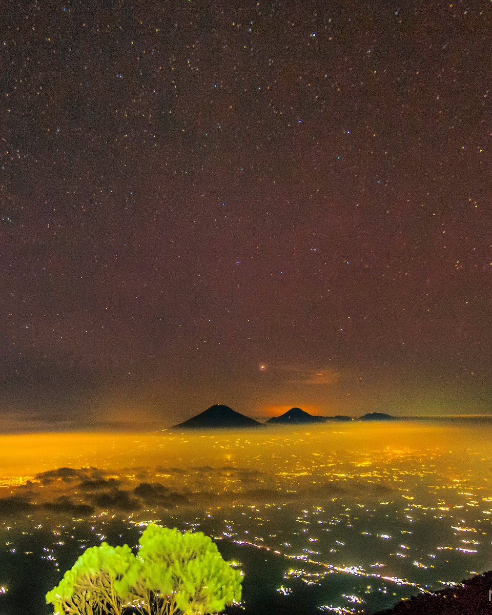 nov235711's tweet photo. Secuil keindahan panorama dari gunung #Merbabu via jalur pendakian resmi dusun #Suwanting
.
.
#merapi #sumbing #sindoro #prau #andong semua lengkap terlihat dari pos 3; tempat berkemah terakhir sebelum puncak https://t.co/9KAjHRQBjJ