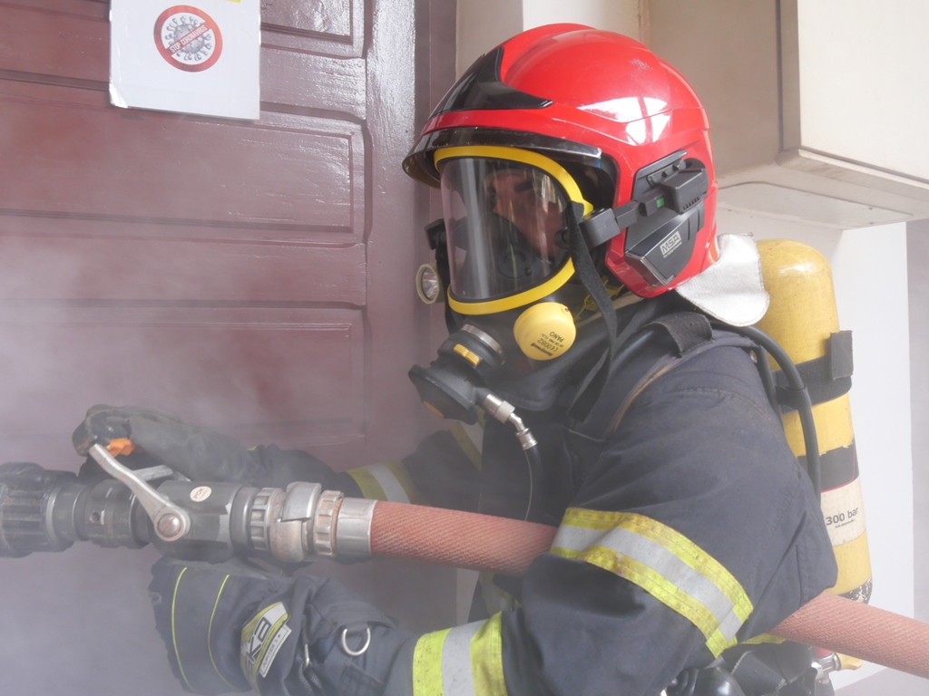 Depuis plus de 3 mois, un détachement de pompiers du 6e escadron du #1erRCA, soutient au quotidien le personnel militaire et civil du camp de M’Poko, à travers de nombreuses formations et interventions.  #FierDeNosSoldats
<a href="/CDC_1eRCA/">chef de corps du 1er RCA</a> @EfgOfficiel <a href="/EtatMajorFR/">Armée française - Opérations militaires</a>