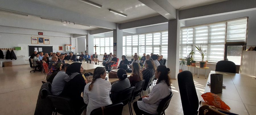 İl Millî Eğitim Müdürümüz Sayın Ahmet Özdemir, Ormanbeyli İlk/Ortaokulu öğretmenlerimizle buluştu

Öğretmenlerimizle toplantı yapan Müdürümüz, eğitim öğretimle ilgili değerlendirmelerde bulunarak öğretmenlerimizin yeni eğitim öğretim yılını tebrik etti
<a href="/tokatmem/">Tokat İl Milli Eğitim Müdürlüğü</a> <a href="/ahmetozdemirmem/">Ahmet Özdemir</a>