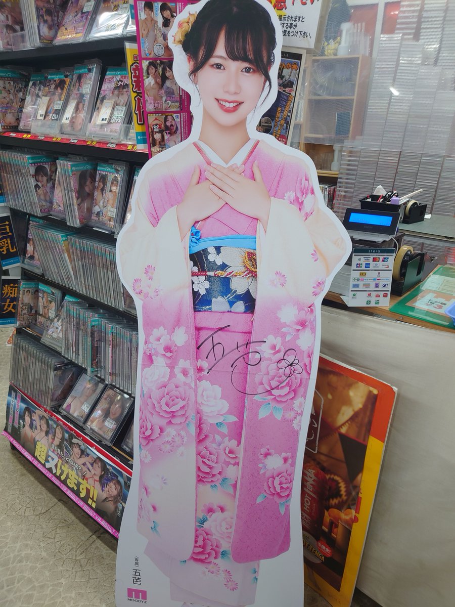 kaitorimaxk's tweet photo. お会計レジ横に設置しています！
#五芭 さんの直筆サイン入り！
五芭さん、可愛いよ！ https://t.co/Fr4MbcNe3s