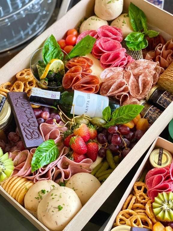 Meat and cheese +wine! Fromage grazebox Tuscany!! 

#giftideas #cheese #foodies #grazebox #eventsph #corporategiveaways #Trending #holidays #fridaymorning #FridayNightLive #EatEmUp