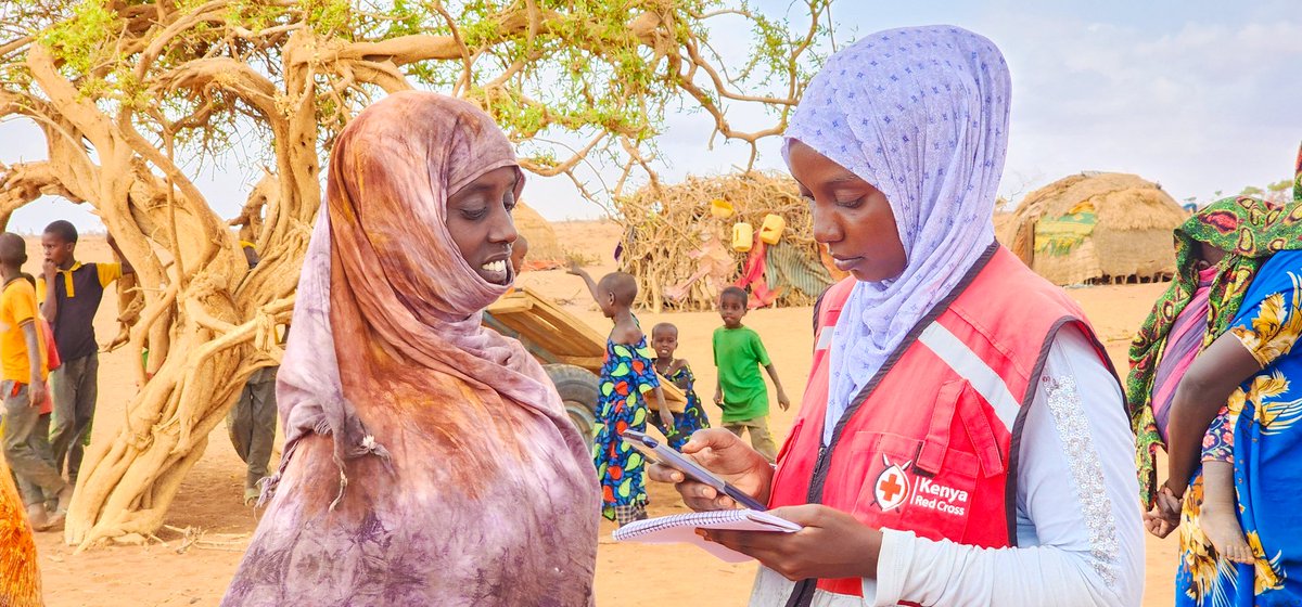 #DroughtResponse2022

Food distribution ongoing at Darera village of Athibohol in Wajir west. The sky is promising, we pray for beneficial rain. 
800 HH's targeted in Wajir West.
@KenyaRedCross 
@AshaMohammed_ 
@ole_abdinoor 
@WajirCountyKE
@ICRC