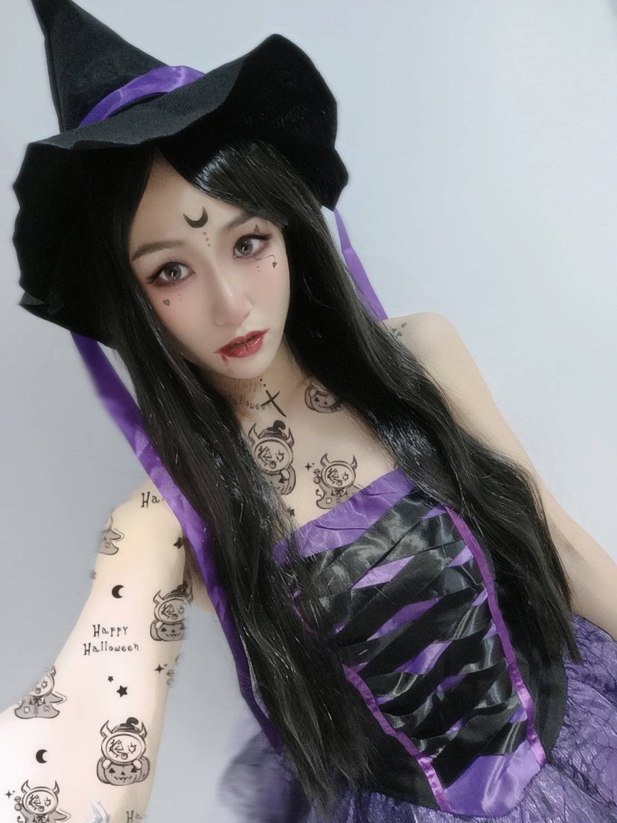 Hanfei0202's tweet photo. 補昨日萬聖節♥
這樣的小魔女 你打幾分😘

#萬聖節挑戰 
#萬聖節快樂 https://t.co/bbGnYFVtQd