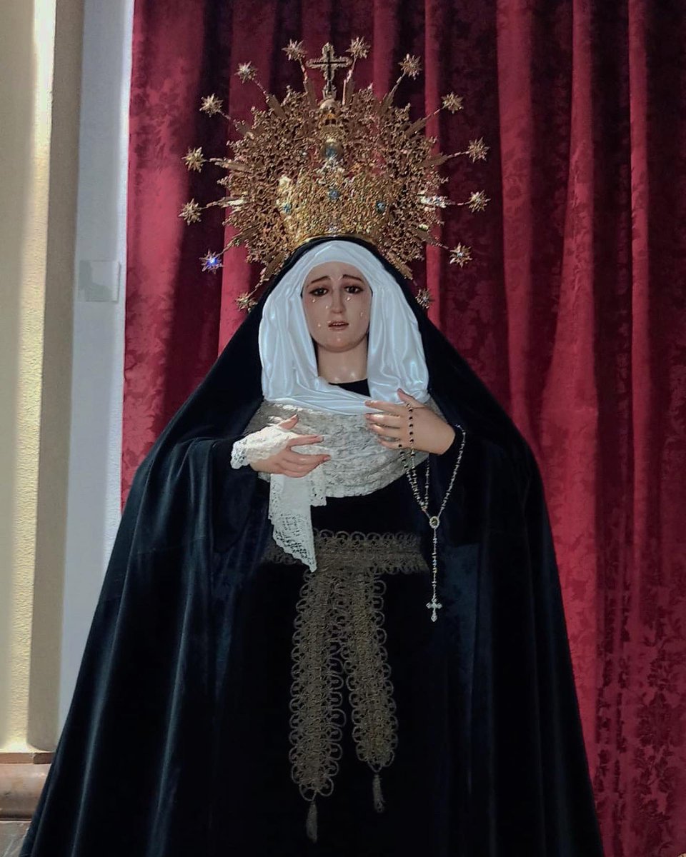 CoframarguraPZB's tweet photo. Nuestra Señora de la Amargura amanece ataviada de riguroso luto en recuerdo de nuestras hermanas y hermanos difuntos.

Viste manto y saya de terciopelo negro, esta última ceñida a su cintura con un antiguo cíngulo en oro viejo. https://t.co/SZI0Lmw0Pt