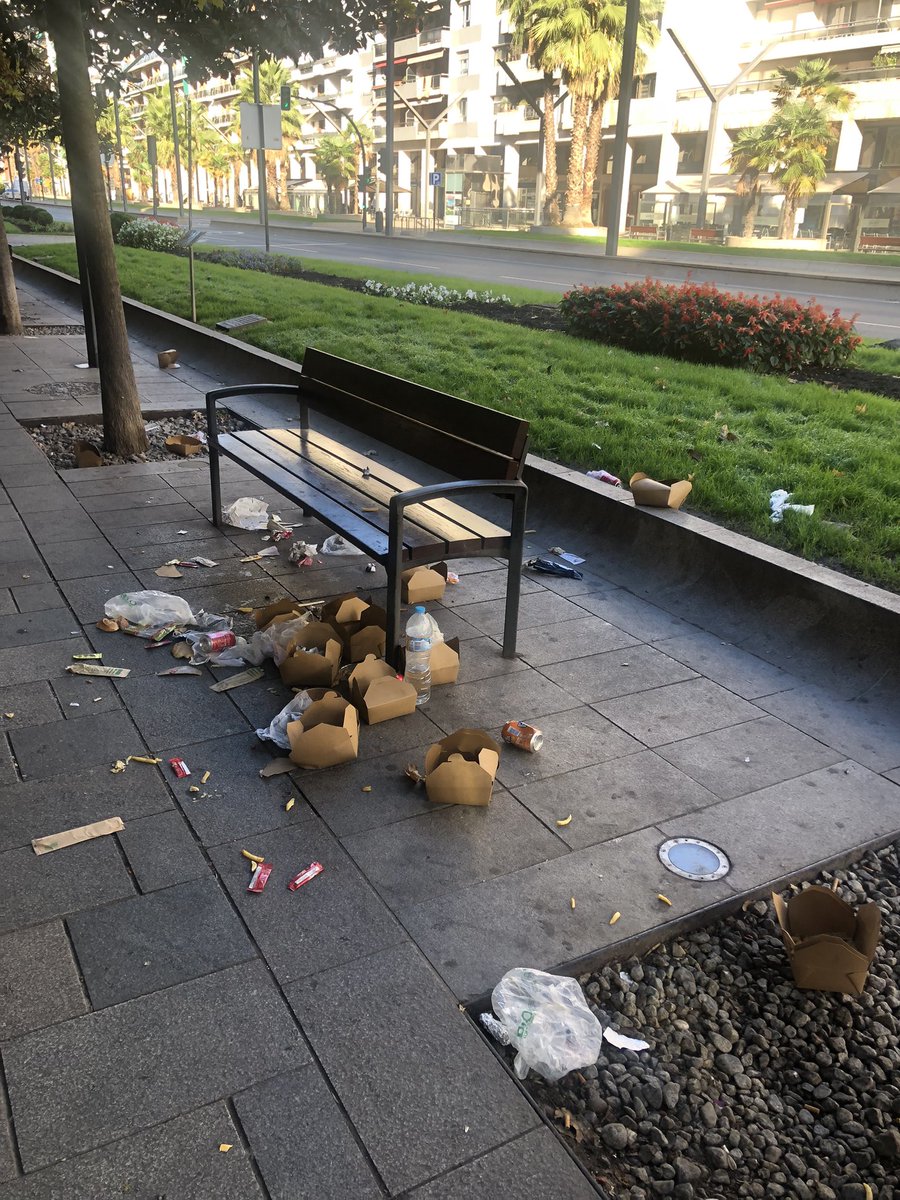lawwait's tweet photo. En su día nos enseñaban en el colegio (y sobre todo mis padres) a que esto no se hacía. Se puede hacer un picnic en la calle antes de salir de fiesta, pero recogiendo todo luego y que no sean los trabajadores de limpieza quien lo haga por ti. https://t.co/XsQjmhvOS8