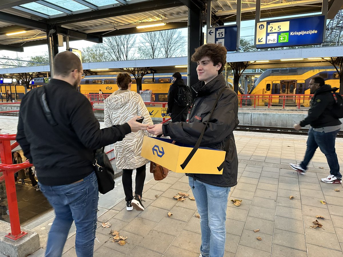 Het spoor tussen Dordrecht en Rotterdam bestaat 150 jaar. En ook station Dordrecht is jarig! 🎉 Daarom delen we samen met <a href="/ProRail/">ProRail</a> deze herdenkingsspeld uit. nieuws.ns.nl/het-spoor-tuss…