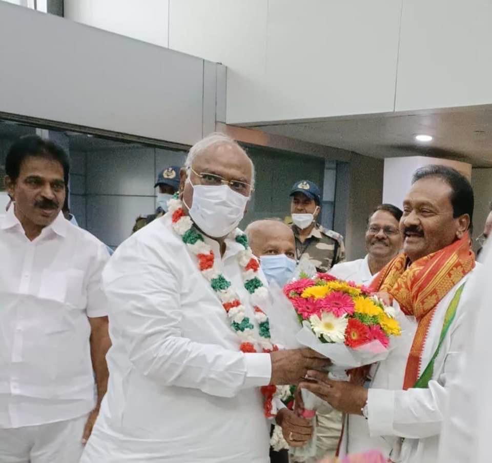 Mohdishaqsheru's tweet photo. Former minister Shri Shabbir Ali ji receiving AICC President Shri Mallikarjun Kharge ji in Hyderabad International Airport for participating #BharatJodoYatra in Hyderabad @INCTelangana https://t.co/aeTAgoYw9v