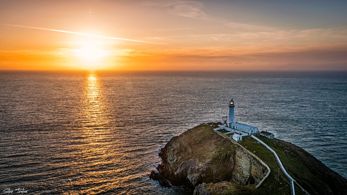 Sundown at South Stack... #anglesey #wales #uk #ynysmon #cymru #holyisland #southstack #lighthouse #travel #landscape #photography #sunset #coast