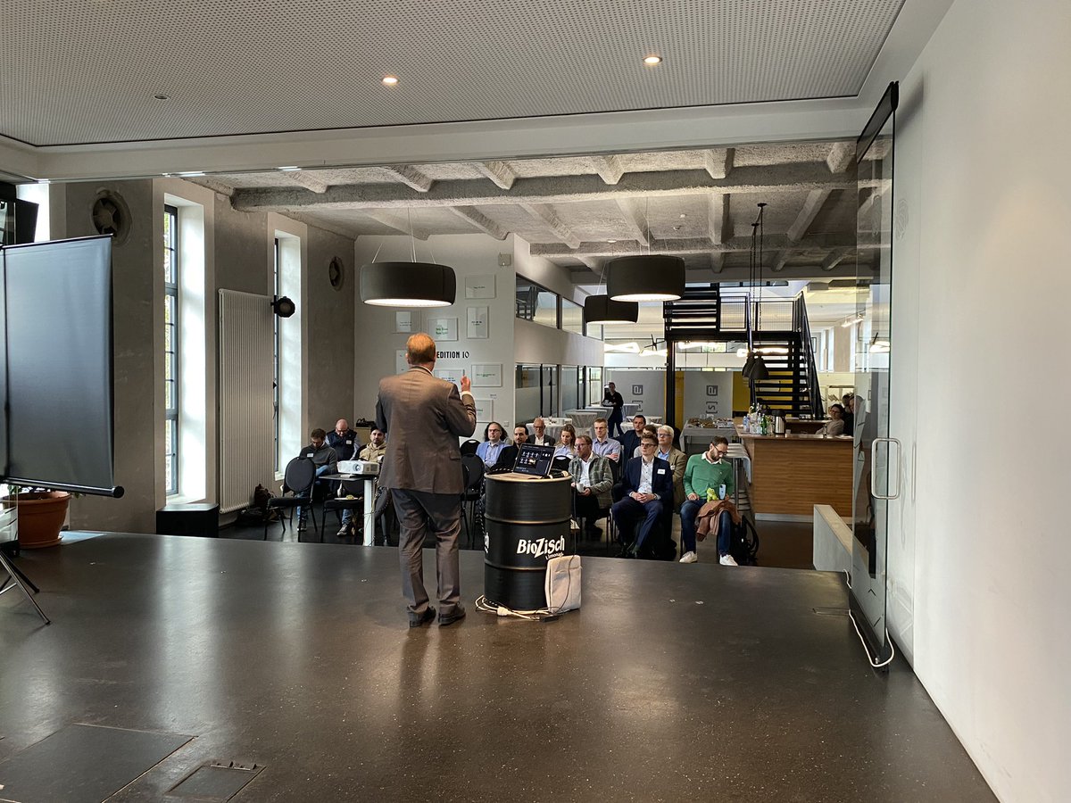 Digitalagentur Niedersachsen (@digital_nds) on Twitter photo Die diesjährige #Blockchain Anwendungskoferenz ist gestartet und steht ganz im Zeichen des #Metaverse 🤓
Was die #Blockchain Technologie damit zutun hat, erklärt uns Dr. Peter Heller vom #Innovationszentrum #Niedersachen Die diesjährige #Blockchain Anwendungskoferenz ist gestartet und steht ganz im Zeichen des #Metaverse 🤓
Was die #Blockchain Technologie damit zutun hat, erklärt uns Dr. Peter Heller vom #Innovationszentrum #Niedersachen