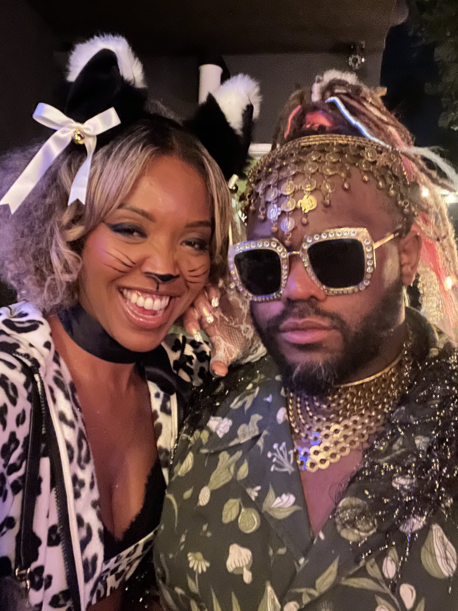 itsLotusLain's tweet photo. Me &amp; my @Tnavamusic 🐈‍⬛🤍🖤🥳👻🌟🎉 #Halloween2022 https://t.co/N7xYb1iURh