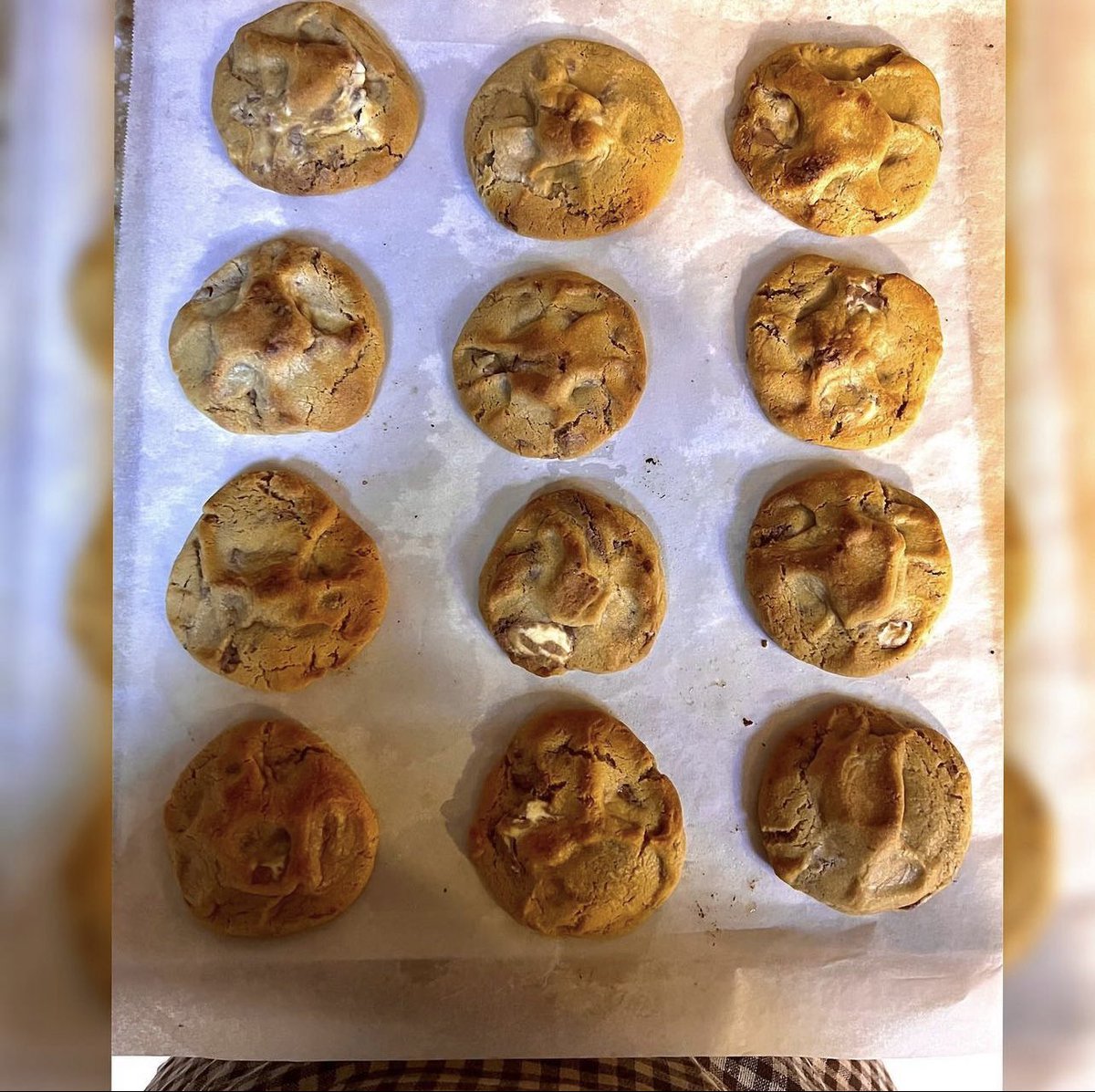 مساعد tweet media