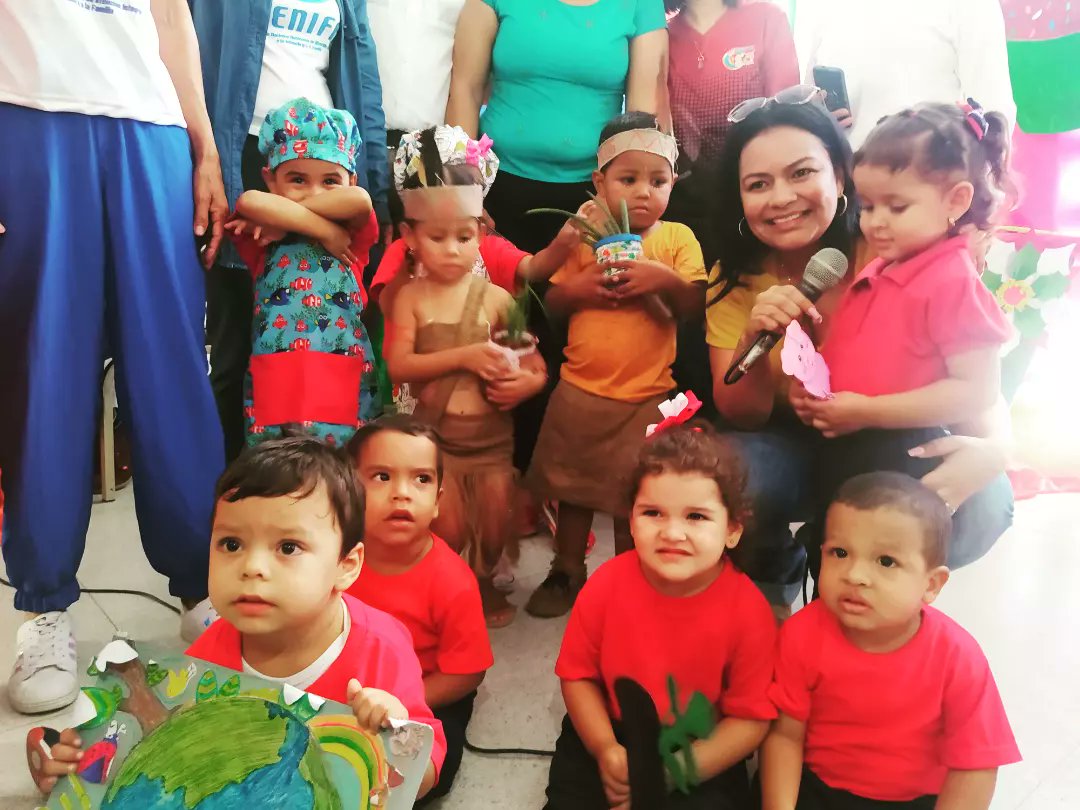 Aymaraguiar's tweet photo. ¡Grato encuentro con nuestras escuelas! Cerrando por todo lo alto la celebración del mes de la Educación Inicial y los 23 años de las Escuelas Bolivarianas en #Carabobo, palpando el compromiso y amor con que nuestros docentes forjan el futuro de nuevos republicanos. @MPPEDUCACION https://t.co/N28jOwrbf7