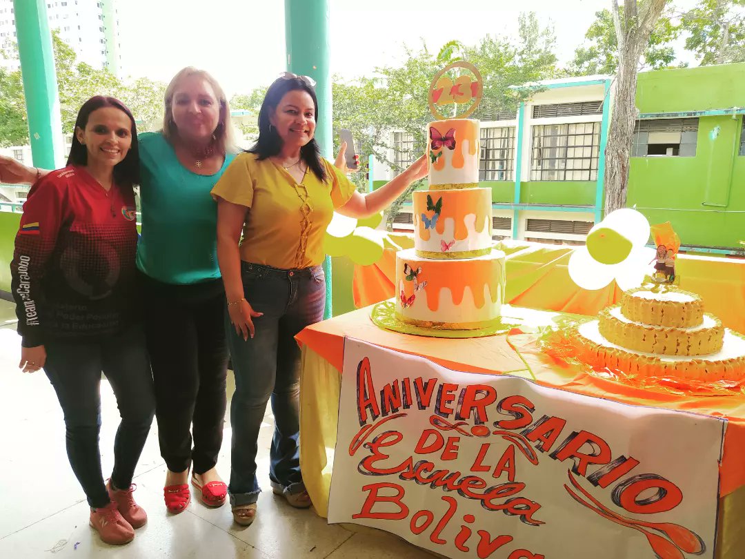 Aymaraguiar's tweet photo. ¡Grato encuentro con nuestras escuelas! Cerrando por todo lo alto la celebración del mes de la Educación Inicial y los 23 años de las Escuelas Bolivarianas en #Carabobo, palpando el compromiso y amor con que nuestros docentes forjan el futuro de nuevos republicanos. @MPPEDUCACION https://t.co/N28jOwrbf7