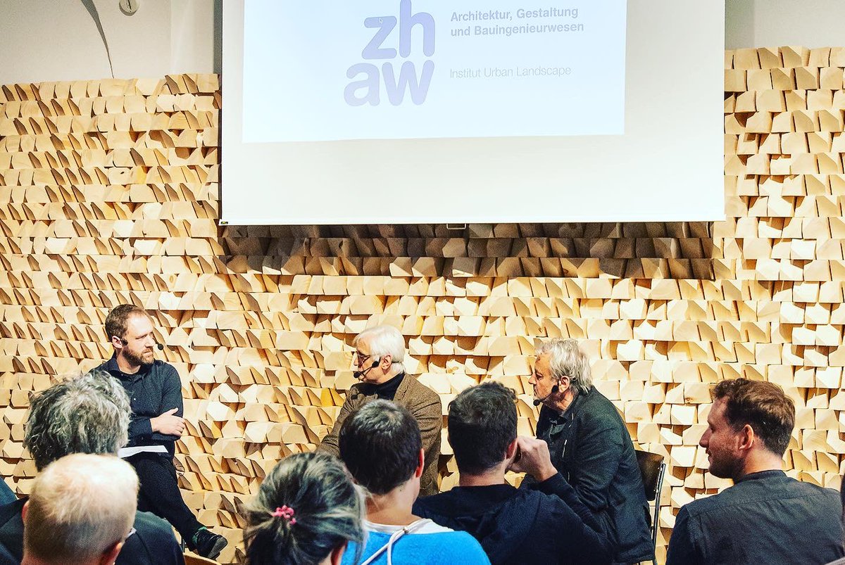 stadtlandschaft's tweet photo. lasst uns über die natur sprechen. im gespräch zwischen dem philosophen #michaelhampe dem architekten #gionacaminada und #stefankurath
fotos: zhaw, iul, chr. schwager
eine veranstaltung des #iularchitektur #zhawarchitektur #instituturbanlandscape #leadinghouse #touchwood #zaz https://t.co/VqOGmvoFUx