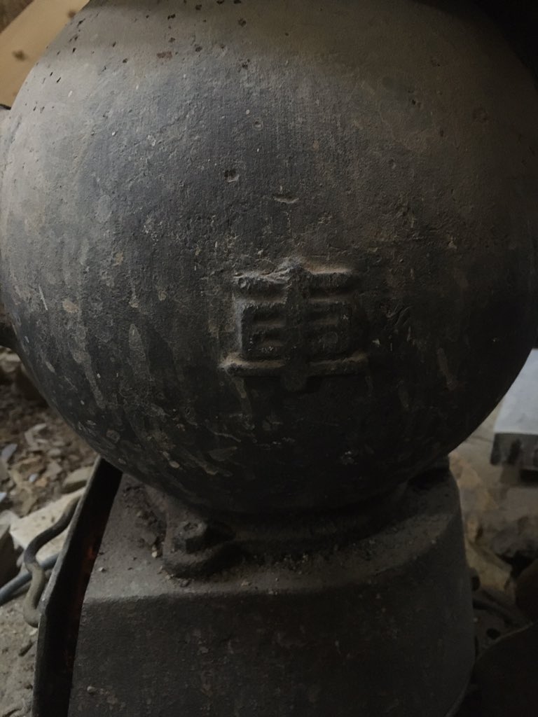 330mate's tweet photo. #タコストーブ (#ダルマストーブ )今期初始動。
上段は、銅煙突湯沸し。蓋の上に砥石温めて懐に入れると温くてハッピー。
#330mate #JapaneseNaturalwhetstone #砥石
#whetstone #japanesewhetstone #Japanese #仕上げ砥石 #天然砥石 #正本山 #鳴滝砥石 #巣板 #水浅黄 #刀物 #包丁研ぎ #ナイフ https://t.co/hxhzlRWYYK