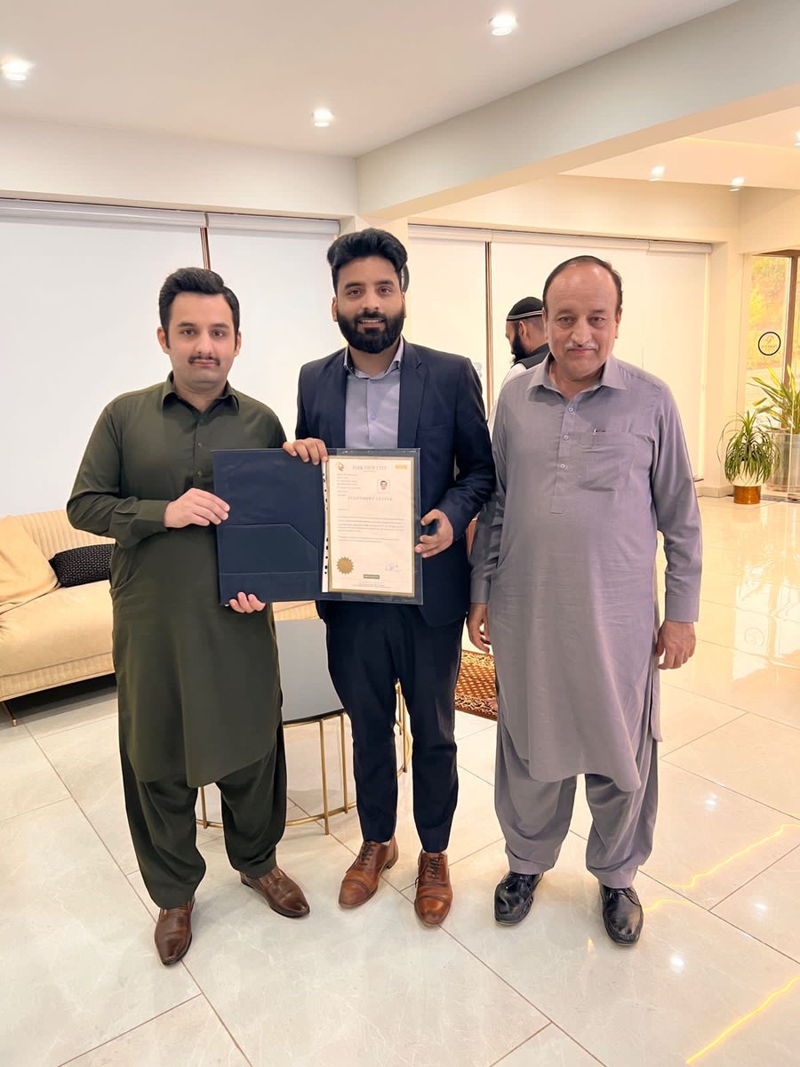ParkViewCityIsl's tweet photo. We would like to congratulate Mr. Danial Sajjad on the allotment of the house that he won in our PSL campaign. ParkView City wishes all the best to him in his life ahead and hope that we continue to make people's dreams come true.
#PSLwinner #PSLhousewinner #PSL #ParkViewCity https://t.co/WC5oxoWQCF