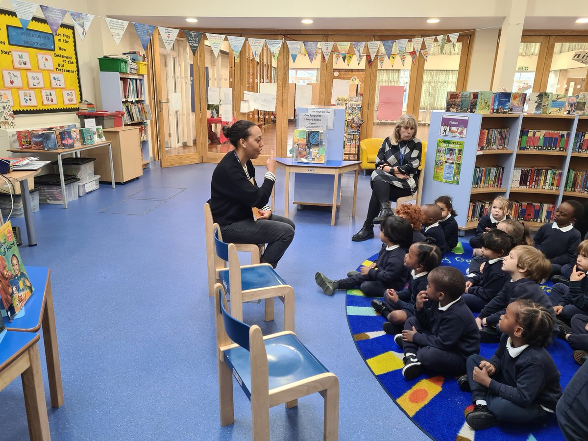 e1_sttherese's tweet photo. We enjoyed our monthly library session with our parents. We listened to the story of Augustus and his smile. #english@stannesgaprimary@stannescpse1 https://t.co/XwMvaUg5wA